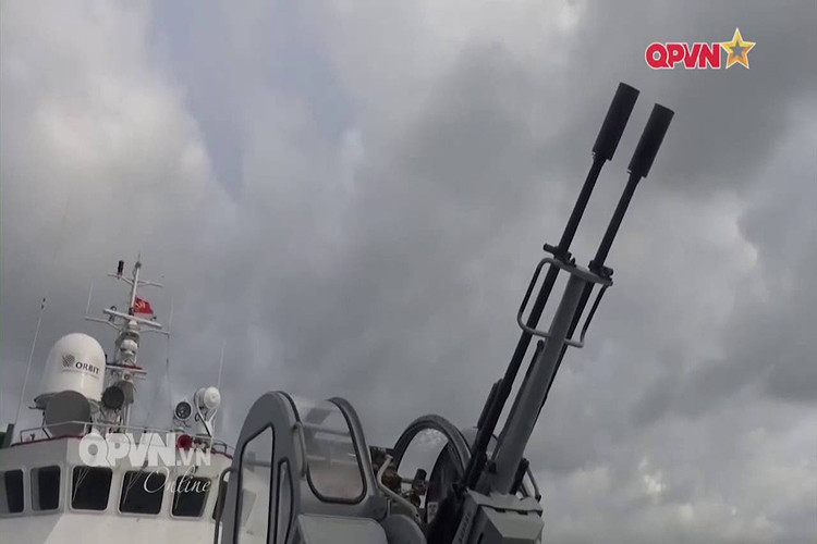 So với các mẫu hải pháo truyền thống được Cảnh sát Biển Việt Nam sử dụng vốn có nguồn gốc từ hải quân, tổ hợp pháo 23mm-2ML thua kém đôi chút về cỡ nòng khi chỉ được trang bị pháo nòng đôi 23mm nhưng bù lại nó lại có tốc độ bắn nhanh hơn và có thể được tích hợp các thiết bị ngắm quang học hỗ trợ bắn ở nhiều điều kiện khác nhau. Nguồn ảnh: QPVN.