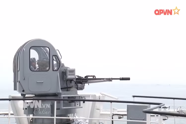 Với bộ đôi pháo 23mm trên 23mm-2ML, chúng có tốc độ bắn vào khoảng 400 phát/phút sử dụng đạn cỡ 23x152B và có tầm bắn hiệu quả lên đến 2.500 mét. Pháo 23mm-2ML có thể được sử dụng chống lại các mục tiêu máy bay tầm thấp, tàu mặt nước cỡ nhỏ, mục tiêu bọc thép như xe tăng, thiết giáp… Nguồn ảnh: QPVN.