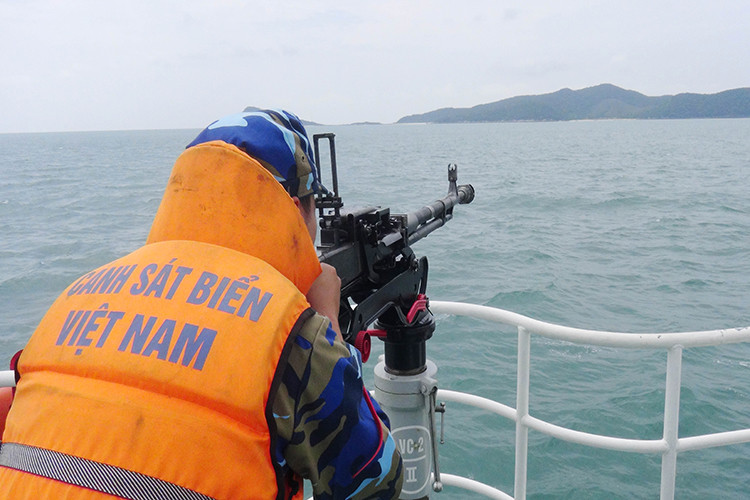 Ngoài KPVT và 23mm-2ML, tàu DN-2000 cũng có thể được trang bị súng máy hạng nặng 12.7mm DShK, đây là loại vũ khí bộ binh tiêu chuẩn dễ tích hợp và trang bị trên tàu chiến khi cần thiết. Nó có tầm bắn hiệu quả khoảng 2.000 mét và có tốc độ bắn lên đến 600 phát/phút. Nguồn ảnh: Cảnh sát Biển Việt Nam.