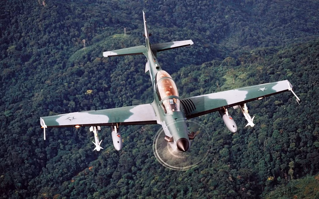 Trong các nhiệm vụ hỗ trợ hỏa lực trên không với quy mô hạn chế A-29 Super Tucano là sự lựa chọn không thể tốt hơn trong cùng phân khúc máy bay chiến đấu hạng nhẹ. Nguồn ảnh: aeronwall.
