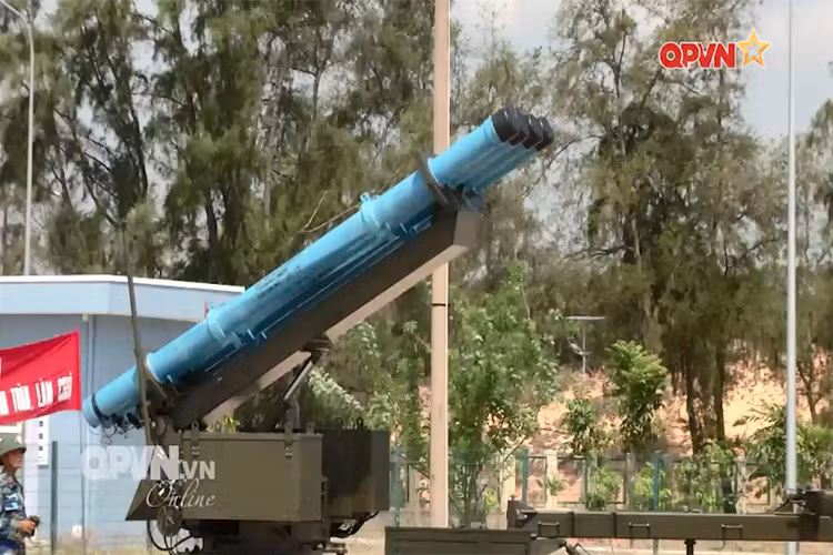 Lữ đoàn 685 được vinh dự là một trong những đơn vị đầu tiên của Quân chủng Hải quân được trang bị hệ thống tên lửa bờ EXTRA một trong những vũ khí hiện đại nhất của lực lượng tên lửa bờ Việt Nam hiện nay. Nguồn ảnh: QPVN.