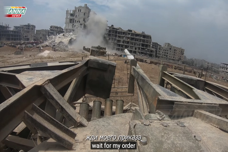 Nếu sức mạnh hỏa lực của UR-83P khiến các tay súng IS phải rút khỏi các vị trí phòng thủ thì pháo 125mm của T-72 Shafrah lại là thứ kết liễu chúng trên đường rút chạy. Nguồn ảnh: ANNA News.