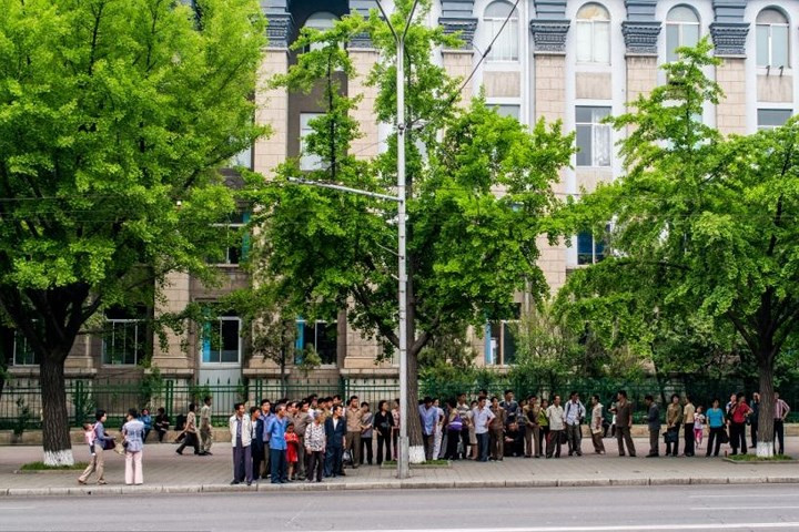Người dân ở thủ đô Bình Nhưỡng của Triều Tiên đang đợi xe bus để đi làm.