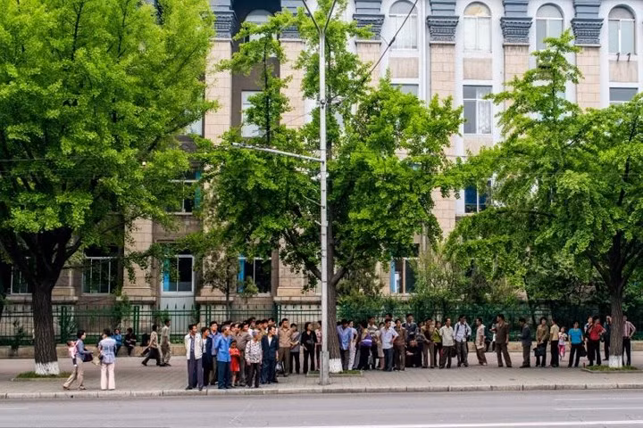 Người dân ở thủ đô Bình Nhưỡng của Triều Tiên đang đợi xe bus để đi làm.