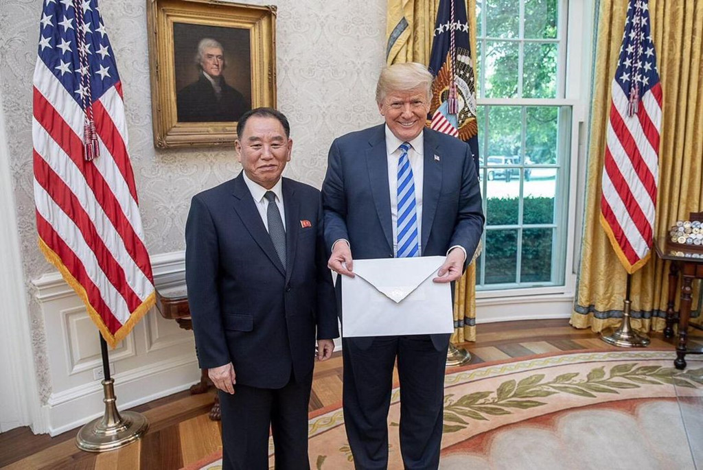 Tổng thống Trump nở nụ cười tươi rói khi đứng cạnh ông Kim Yong Chol, tấm hình sau đó đã được trợ lý Nhà Trắng nhanh chóng phát tán lên Internet. Ảnh: Nhà Trắng.