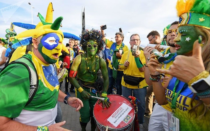 Cổ động viên Brazil múa hát bên chiếc trống trước giờ thi đấu của đội tuyển Brazil và đội tuyển Thụy Sĩ.