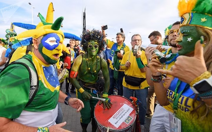 Cổ động viên Brazil múa hát bên chiếc trống trước giờ thi đấu của đội tuyển Brazil và đội tuyển Thụy Sĩ.