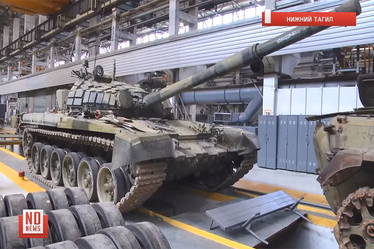 Ngoài ra bức ảnh trên còn cho thấy có vẻ như vị trí các kính ngắm chính không được trang bị các miếng thép bảo vệ nhằm tránh khả năng khí tài này bị vỡ nếu chịu tác dụng của sức ép vụ nổ hay mảnh đất đá văng vào. Tuy nhiên đây là chi tiết có thể bổ sung rất nhanh chóng. Nguồn ảnh: ND News.