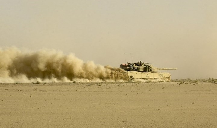 Xe tăng của trung đoàn nói trên tiến lên, vào ngày 2/4/2003.