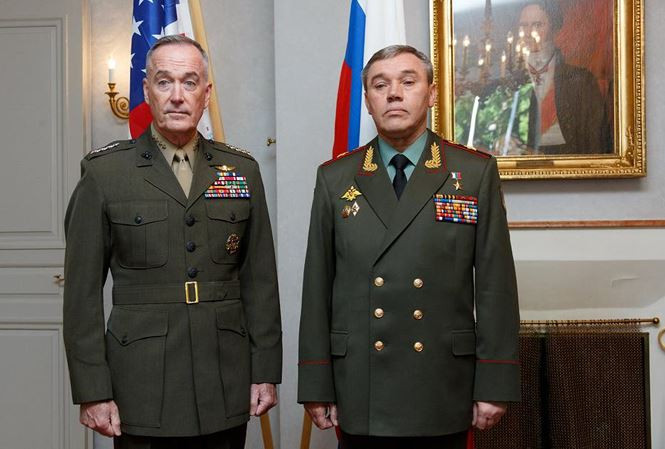 Tổng tham trưởng lực lượng vũ trang Nga Valery Gerasimov (bên phải) và Chủ tịch Hội đồng tham mưu trưởng liên quân Mỹ Joseph Dunford. Ảnh: TASS.