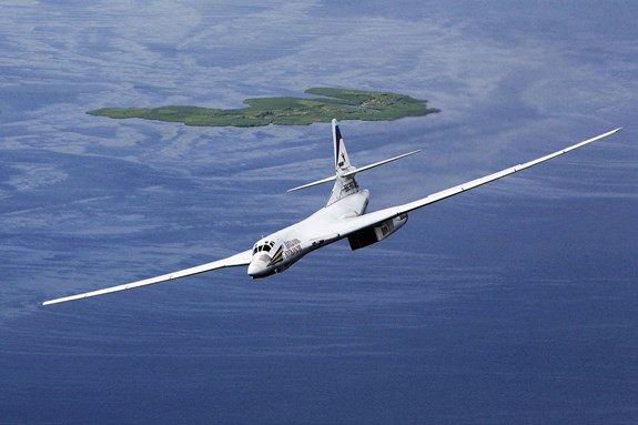 Tu-160 là mẫu máy bay ném bom chiến lược siêu thanh lớn nhất và mạnh nhất trong lịch sử của ngành hàng không. Nó có thể đạt tốc độ lên đến 2.200 km/giờ. Liên Xô đã thiết kế máy bay ném bom chiến lược Tu-160 chủ yếu như một phương tiện để thực hiện cuộc tấn công hạt nhân trong Chiến tranh Thế giới thứ ba.