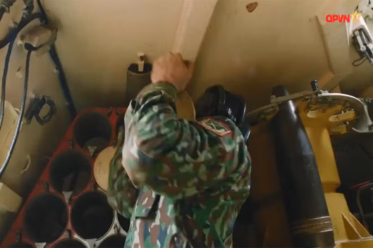 Với các mẫu đạn pháo 152mm thông thường, tầm bắn hiệu quả của 2S3 Akatsiya lên đến hơn 17,3km với trọng lượng chiến đấu hơn 27 tấn. Nguồn ảnh: QPVN.