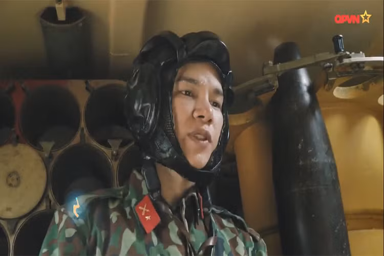 Còn đây là vị trí số 2 nạp đạn và bắn trong huấn luyện, ở ngay sau pháo thủ này có thể thấy buồng để liều phóng và ổ đạn trên 2S3 Akatsiya. Mỗi tổ hợp pháo tự hành 2S3 này có thể mang theo tối đa 45 quả đạn pháo 152mm cùng liều phóng. Nguồn ảnh: QPVN.