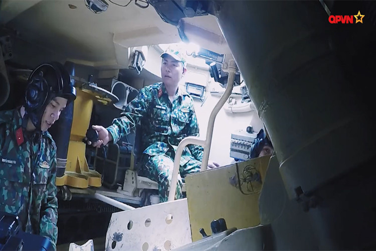 Hình ảnh bên trong thân pháo của 2S3 Akatsiya với không gian dành cho 4 pháo thủ gồm một chỉ huy, một lái xe, một xạ thủ, một nạp đạn và hai vị trí khác hoạt động ở bên ngoài trận địa. Nguồn ảnh: QPVN.
