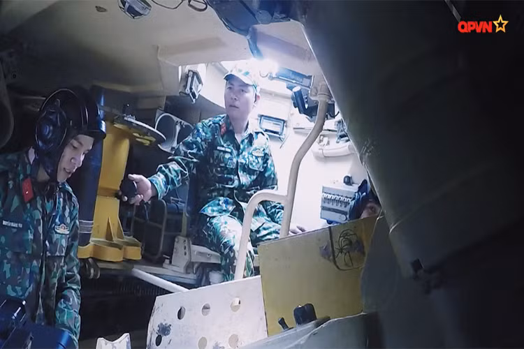 Hình ảnh bên trong thân pháo của 2S3 Akatsiya với không gian dành cho 4 pháo thủ gồm một chỉ huy, một lái xe, một xạ thủ, một nạp đạn và hai vị trí khác hoạt động ở bên ngoài trận địa. Nguồn ảnh: QPVN.
