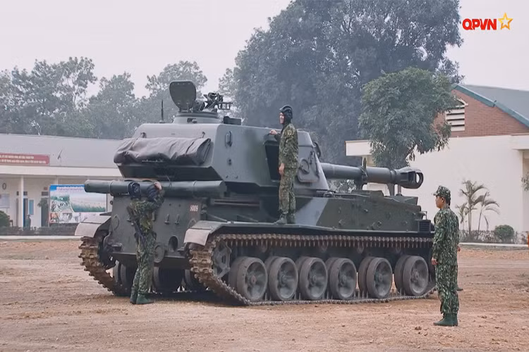 Ở góc ảnh này ta có thể thấy dây thông tin được đặt ngay sau tháp pháo, còn đạn và liều phóng có thể được chuyển ra bên ngoài từ cửa mở trên tháp pháo hoặc cửa mở nằm dưới gầm thân pháo giúp cho pháo thủ có thể dễ dàng di chuyển đạn hoặc liều phóng ra hoặc vào bên trong thân pháo. Nguồn ảnh: QPVN.