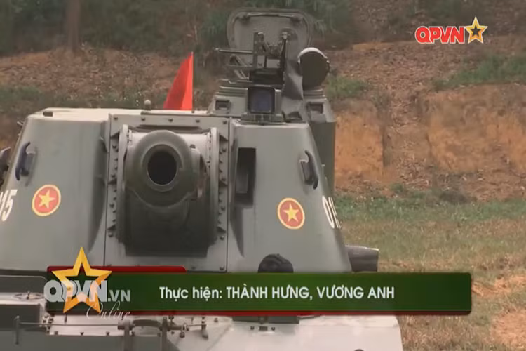 Ngoài pháo chính 152mm, 2S3 Akatsiya còn có một súng máy phòng không cỡ 7,62 mm đặt trên nóc tháp pháo. Xạ thủ có thể điều khiển bắn từ trong xe mà không cần chui ra ngoài. Nguồn ảnh: QPVN.