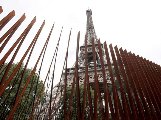 Các bức tường kính chống đạn ở phía Bắc và phía Nam. Ảnh: AP