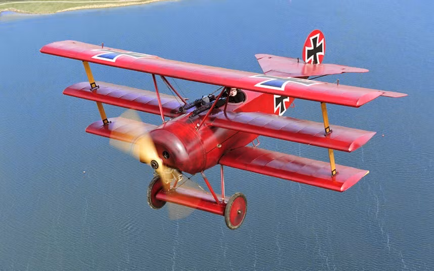 Máy bay tiêm kích 3 tầng cánh kinh điển Fokker Tri-Plane DR1 của phi công Đức huyền thoại hạng “ace” Manfred von Richthofen trong Thế chiến 1.