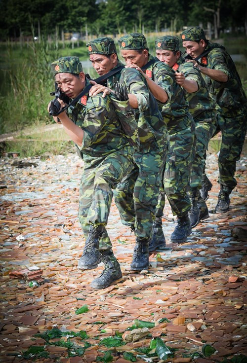 Các chiến đấu viên bí mật vượt qua bãi bùn sìn, cành khô lá đổ, gạch ngói, mảnh chai