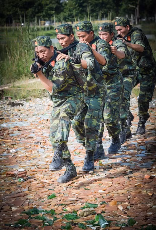 Các chiến đấu viên bí mật vượt qua bãi bùn sìn, cành khô lá đổ, gạch ngói, mảnh chai