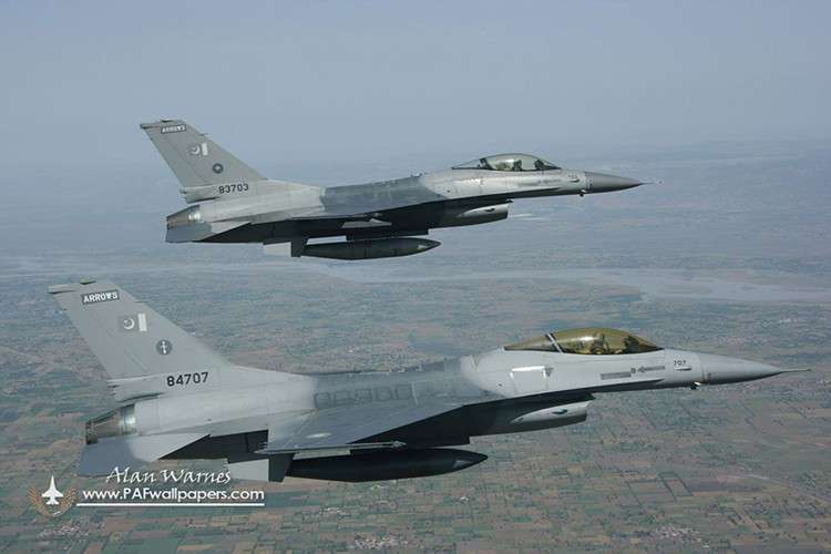 Tính đến nay, Không quân Pakistan có trong biên chế khoảng 70 chiếc F-16 gồm các biến thể F-16A/B và F-16C/D. Để nâng cao tính năng và khả năng chiến đấu, Pakistan đã ký hợp đồng với Thổ Nhĩ Kỳ nâng cấp tất cả các phiên bản F-16 mà nước này đang có. Nguồn ảnh: Alan Warnes.