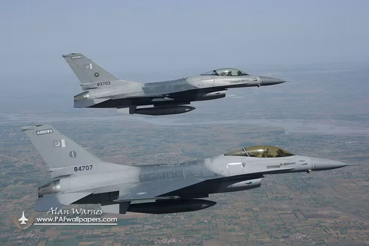 Tính đến nay, Không quân Pakistan có trong biên chế khoảng 70 chiếc F-16 gồm các biến thể F-16A/B và F-16C/D. Để nâng cao tính năng và khả năng chiến đấu, Pakistan đã ký hợp đồng với Thổ Nhĩ Kỳ nâng cấp tất cả các phiên bản F-16 mà nước này đang có. Nguồn ảnh: Alan Warnes.