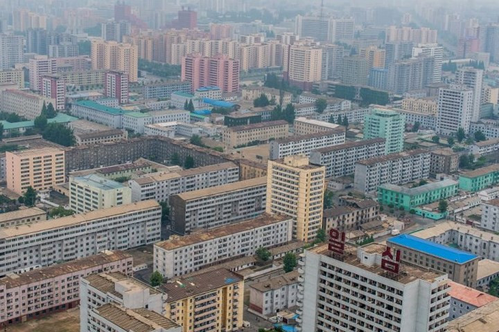 Các tòa nhà 4-5 tầng xen lẫn với các tòa cao ốc trên 10 tầng.