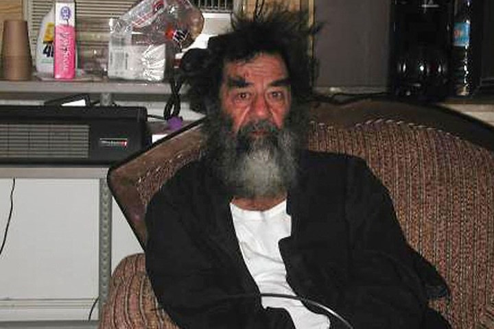 Tổng thống Saddam Hussein bị lật đổ trong chiến dịch “Tự do Iraq” của Mỹ. Sau đó ông bị lính Mỹ bắt giữ vào ngày 13/12/2003 (ảnh: Getty).