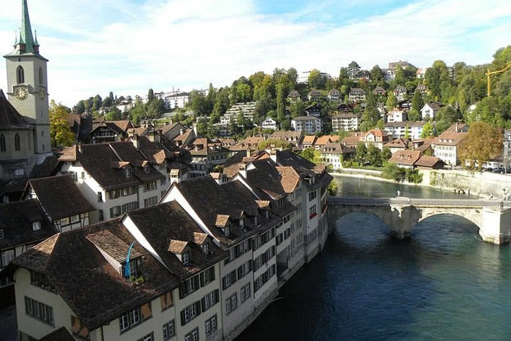 9. Thụy Sĩ nổi tiếng về những thành phố sạch sẽ, thực phẩm an toàn và tỷ lệ tội phạm thấp. Hệ thống y tế và giáo dục đều thuộc tốp đầu thế giới. Mức lương ở đây cao mà mức thuế thì lại thấp. Môi trường thiên nhiên nơi đây cũng tuyệt vời.