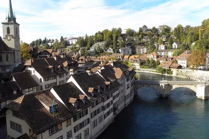 9. Thụy Sĩ nổi tiếng về những thành phố sạch sẽ, thực phẩm an toàn và tỷ lệ tội phạm thấp. Hệ thống y tế và giáo dục đều thuộc tốp đầu thế giới. Mức lương ở đây cao mà mức thuế thì lại thấp. Môi trường thiên nhiên nơi đây cũng tuyệt vời.