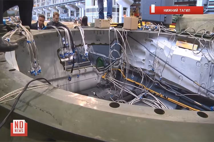 Bên trong khung thân của một chiếc T-90 đang được lắp ráp dở dang bên trong nhà máy ở Nizhny Tagil. Nguồn ảnh: ND News.