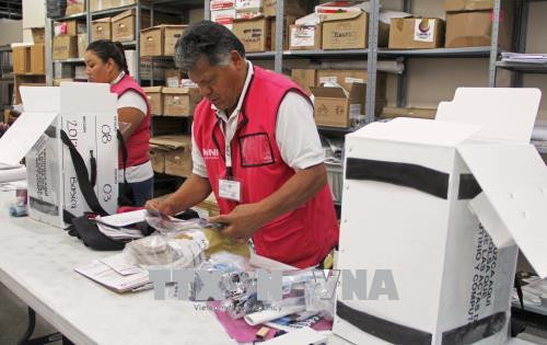 Nhân viên cơ quan bầu cử Mexico chuẩn bị cho cuộc tổng tuyển cử tại Ciudad Juarez, bang Chihuahua, Mexico ngày 26/6. Ảnh: AFP/TTXVN