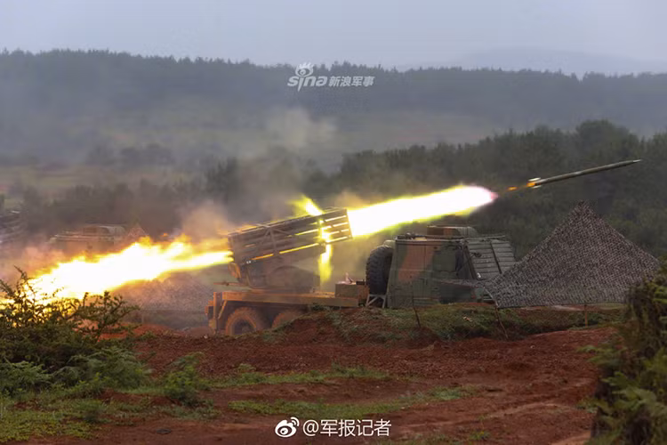BM-21 Grad là một vũ khí pháo binh vô cùng lợi hại nhờ các ưu điểm như uy lực cao, giá thành rẻ, đơn giản và tin cậy trong vận hành, chính vì vậy mà mặc dù đã ra đời cách đây rất lâu nhưng tổ hợp MLRS này vẫn được nhiều cường quốc quân sự trên thế giới tin dùng. Nguồn ảnh: Sina.
