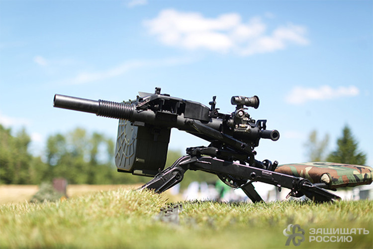 Trọng lượng chiến đấu của AGS-40 là 32kg và không quá 16kg khi tháo hộp tiếp đạn, chiều dài cơ sở của nòng súng là 400mm. Nó được trang bị một hộp tiếp đạn 20 viên với kíp chiến đấu từ 1-2 binh sĩ. Nguồn ảnh: mareeva-irina.