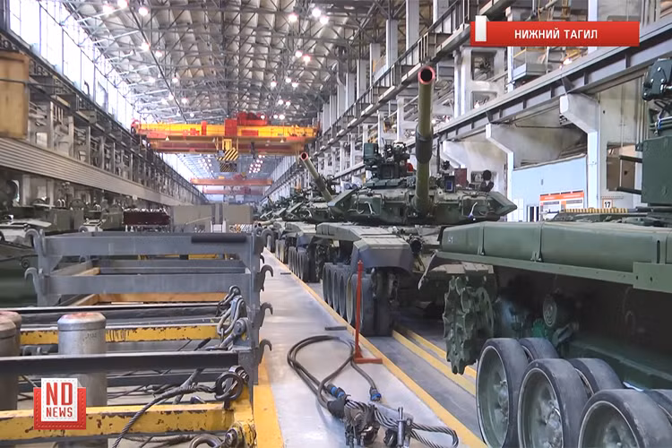 Các xe tăng trong ảnh chưa có chiếc nào được hoàn thiện 100%, cho nên không rõ nó có được trang bị lớp giáp chắn xích mới tương tự như loại lắp cho T-90 của Iraq và các xe tăng chiến đấu chủ lực hiện tại của Nga hay không. Nguồn ảnh: ND News.