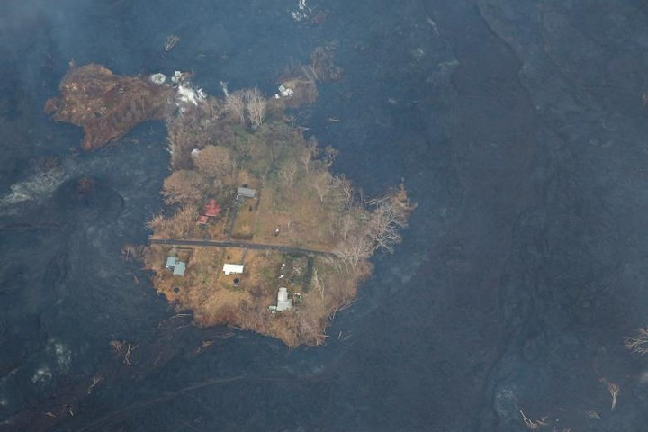 Một "chỏm đất" với vài ngôi nhà sắp bị dung nham "nhấn chìm".