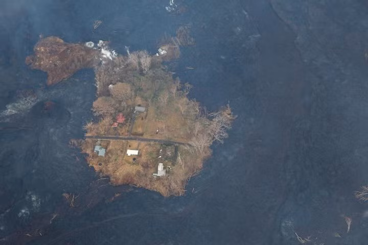 Một "chỏm đất" với vài ngôi nhà sắp bị dung nham "nhấn chìm".