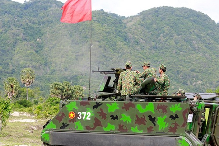 Trong ảnh là thử nghiệm súng máy 12,7mm K54 trên tổ hợp cối tự hành 100mm M113A1 do Quân khu 9 cải tiến. Nguồn ảnh: QĐND.