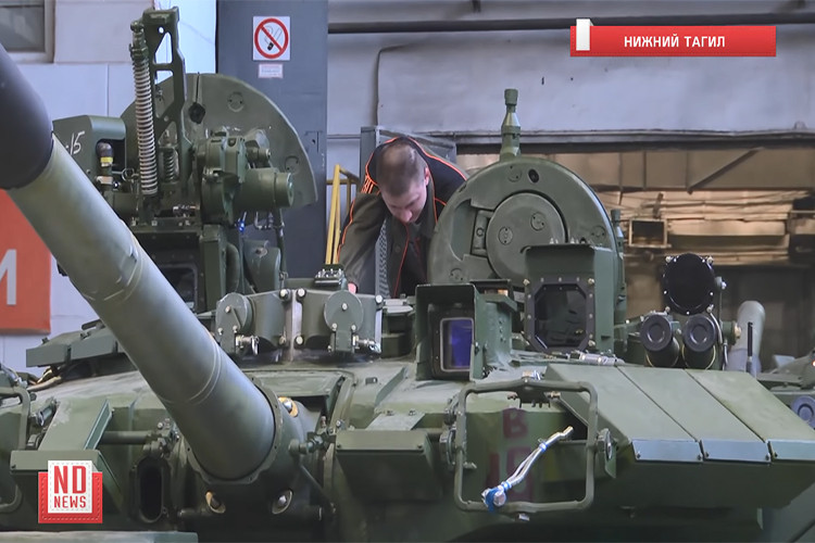 Đầu tiên là xe tăng vẫn được lắp "con mắt đỏ" - đèn nhiễu OTShU-1-7 thuộc hệ thống phòng vệ chủ động Shtora-1, trong khi trên chiến xa của Iraq thì chi tiết này đã bị lược bỏ. Nguồn ảnh: ND News.