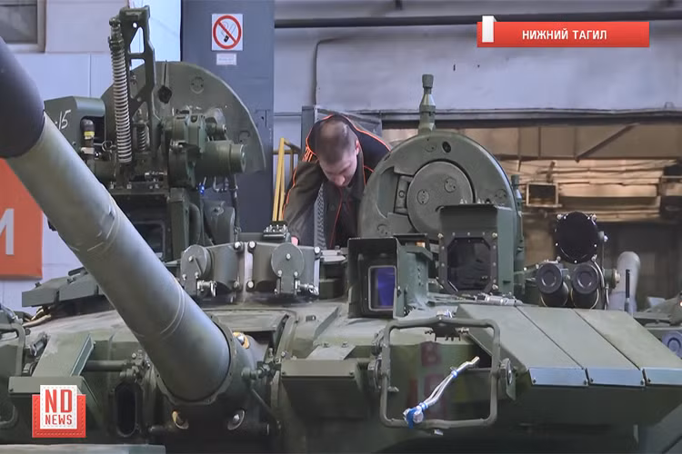 Đầu tiên là xe tăng vẫn được lắp "con mắt đỏ" - đèn nhiễu OTShU-1-7 thuộc hệ thống phòng vệ chủ động Shtora-1, trong khi trên chiến xa của Iraq thì chi tiết này đã bị lược bỏ. Nguồn ảnh: ND News.