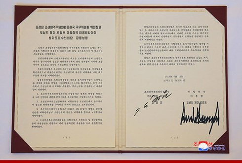Chữ ký của nhà lãnh đạo Triều Tiên Kim Jong-un (trái) và Tổng thống Mỹ Donald Trump trên Tuyên bố chung bằng tiếng Triều Tiên ngày 12/6/2018 tại Singapore. (Ảnh: KCNA)