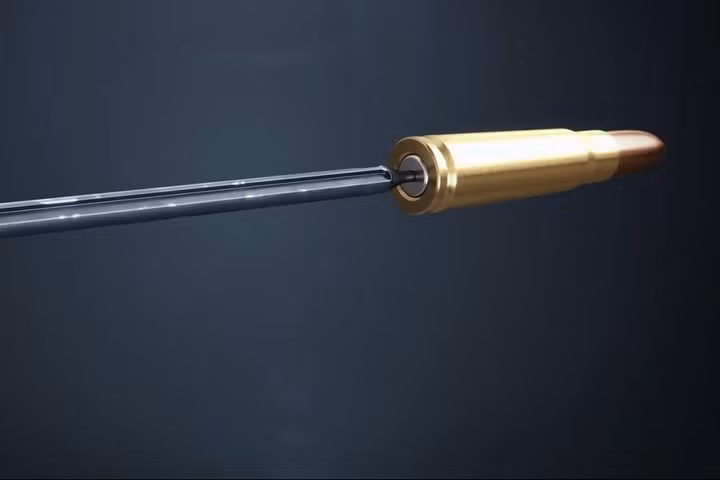 Lực từ búa truyền sang kim hỏa và kim hỏa chọc vào đuôi viên đạn.