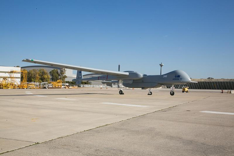 Theo ước đơn giá cho mỗi chiếc UAV Heron TP lên đến hơn 40 triệu USD với ba chiếc sẽ là hơn 120 triệu USD, số còn lại nhiều khả năng là chi phí cho đào tạo, hậu cần và hỗ trợ kỹ thuật. Nếu hợp đồng trên được thực hiện đây rất có thể sẽ là bước tiến mới trong mối quan hệ hợp tác quốc phòng giữa Việt Nam và Israel. Nguồn ảnh: Nguồn ảnh: israeldefense.