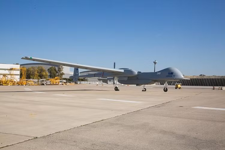 Theo ước đơn giá cho mỗi chiếc UAV Heron TP lên đến hơn 40 triệu USD với ba chiếc sẽ là hơn 120 triệu USD, số còn lại nhiều khả năng là chi phí cho đào tạo, hậu cần và hỗ trợ kỹ thuật. Nếu hợp đồng trên được thực hiện đây rất có thể sẽ là bước tiến mới trong mối quan hệ hợp tác quốc phòng giữa Việt Nam và Israel. Nguồn ảnh: Nguồn ảnh: israeldefense.