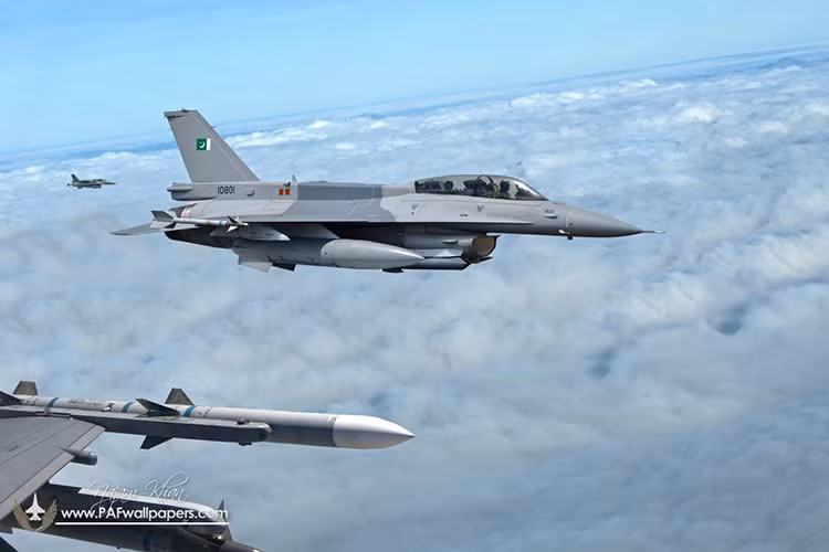 Tuy nhiên, các công nghệ được sử dụng JF-17 cũng có thể được áp dụng cho các biến thể F-16 mà Pakistan đang có với các tùy biến phù hợp do cả hai chiến đấu cơ này đều được thiết kế theo chuẩn NATO. Nguồn ảnh: Alan Warnes.