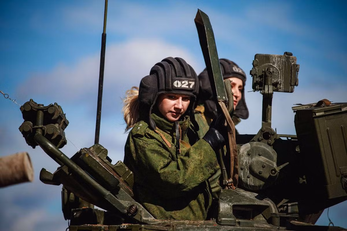 Theo đó các nữ binh sĩ Nga thuộc các đơn vi tăng thiết giáp thuộc vùng Amur thuộc Quân khu phía Đông, miền Đông Nam của Nga cũng được đào tạo và huấn luyện sử dụng các loại vũ khí có trong trang bị, bao gồm cả xe tăng. Nguồn ảnh: tipolog.