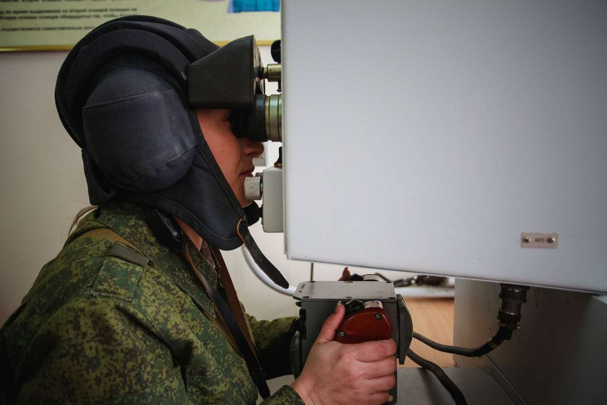 Một nữ binh sĩ Nga làm quen với vị trí xạ thủ trên thiết bị mô phỏng trên các dòng xe tăng chiến đấu chủ lực của Nga. Nguồn ảnh: tipolog.