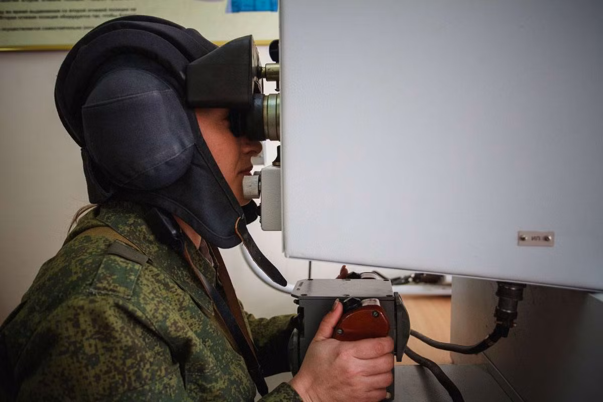 Một nữ binh sĩ Nga làm quen với vị trí xạ thủ trên thiết bị mô phỏng trên các dòng xe tăng chiến đấu chủ lực của Nga. Nguồn ảnh: tipolog.