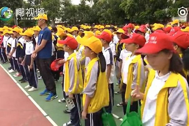 Hàng trăm người, trong đó có nhiều học sinh mặc đồng phục, theo dõi tòa đọc lời tuyên án nghiêm khắc.